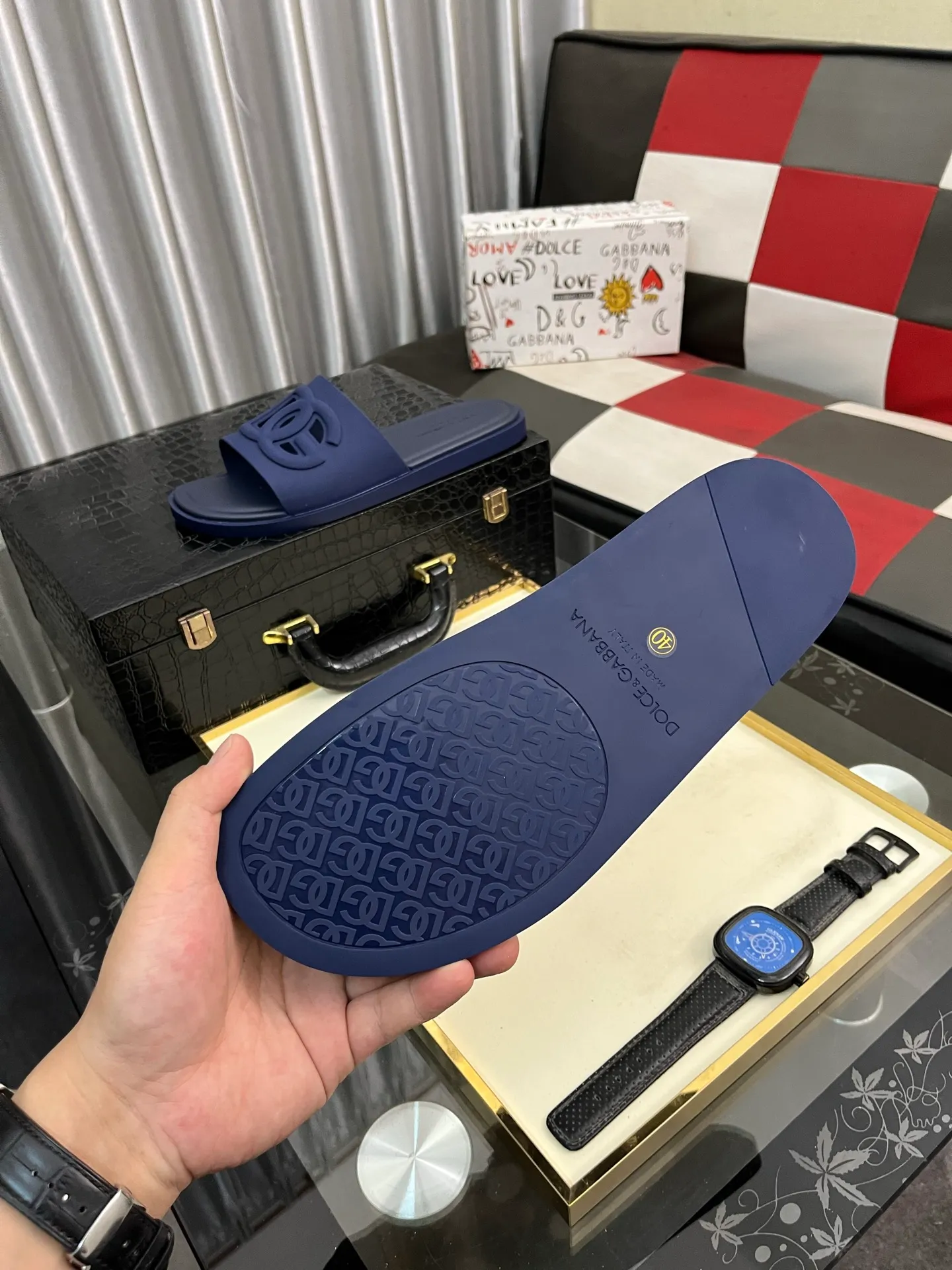 Men's Men's Shoes 💰300⌚️⌚️ (DG) The latest casual slippers are fashionable and versatile, and can add luster to various looks. Create an exquisite design with unique dynamic vitality and modern atmosphere, showing modern elegance. Size: 38-442️⃣Colors available
